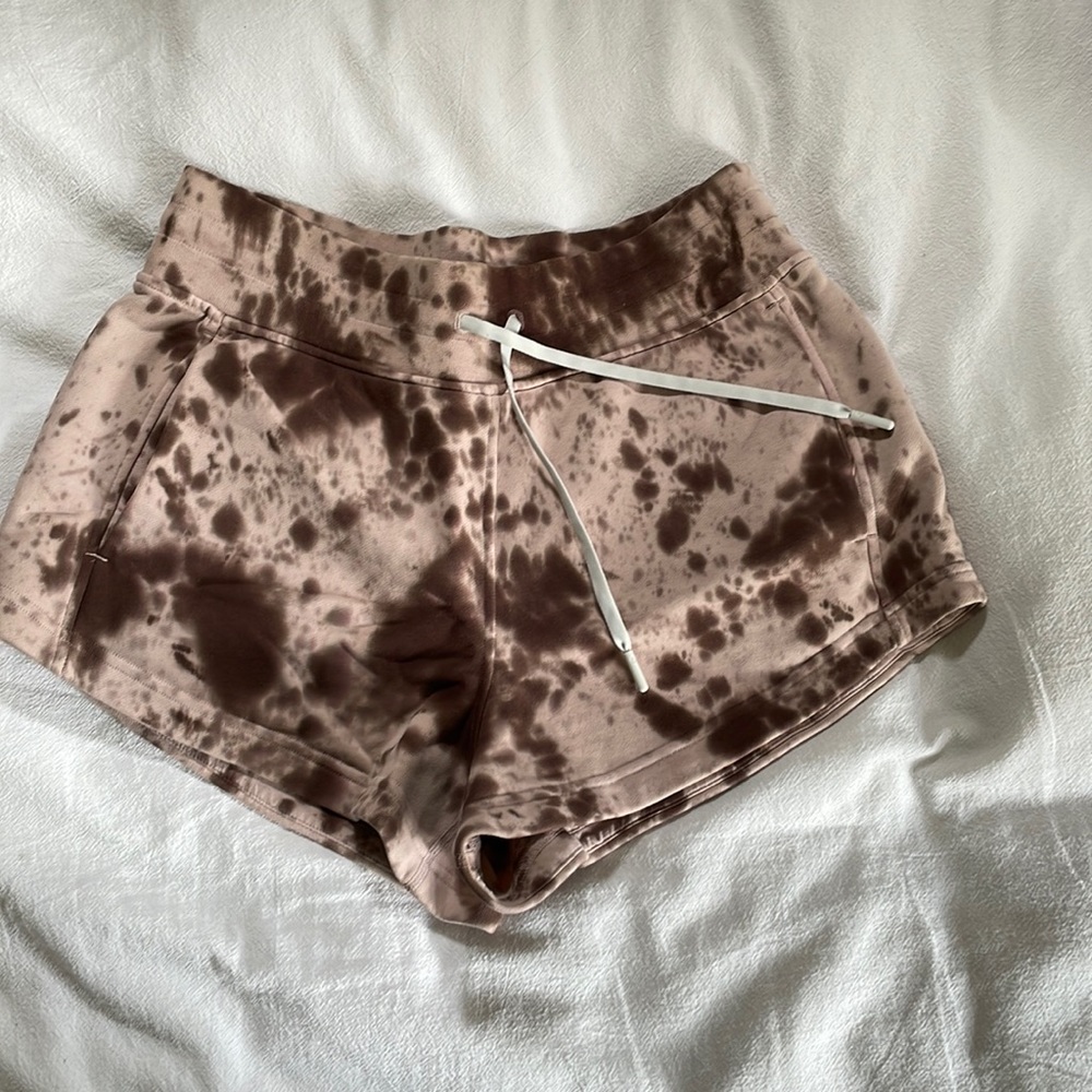 Lululemon inner glow short